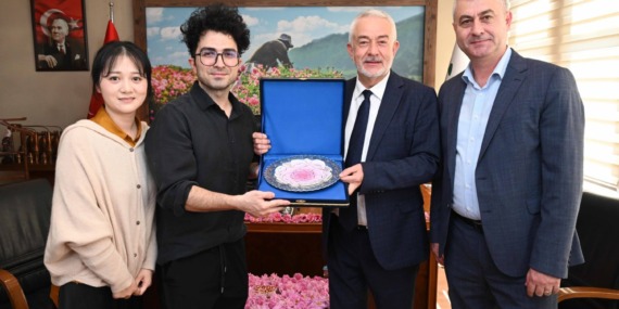 baskan-basdegirmen-cinli-sosyal-medya-fenomenine-isparta-gulunu-anlatti-dunyanin-en-buyuk-takipci-kitlesine-gul-tanitimi