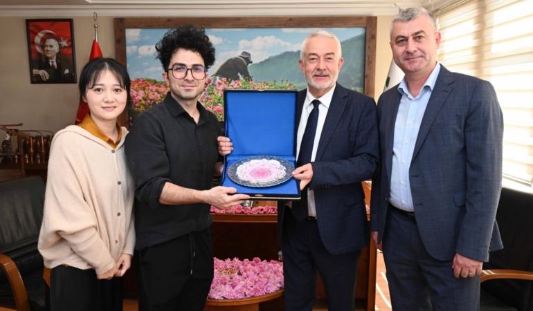 Başkan Başdeğirmen Çinli Sosyal Medya Fenomenine Isparta Gülünü Anlattı: Dünyanın En Büyük Takipçi Kitlesine Gül Tanıtımı