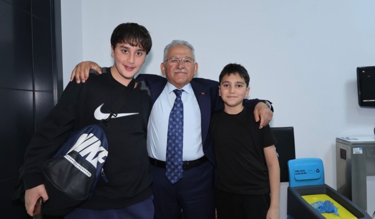 Başkan Büyükkılıç’tan Sosyal Yaşam Merkezi Çıkartması: Köşk Mahallesi Sakinleriyle Buluştu