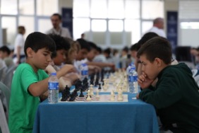 baskan-cercioglunun-destekleri-ile-satranc-ogrenen-ogrenciler-hamlelerini-yaristirdi