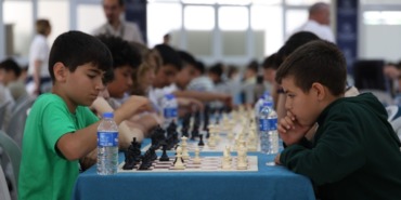 baskan-cercioglunun-destekleri-ile-satranc-ogrenen-ogrenciler-hamlelerini-yaristirdi