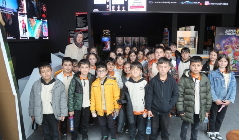 Başkan Özdemir’den 23 Nisan Yıldızlarına Sinema Sürprizi