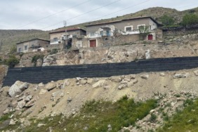 buyuksehirden-heyelan-bolgesine-guvenli-kalkan-yesilhisar-akkoy-mahallesinde-geoduvar-yapimina-baslandi