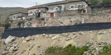buyuksehirden-heyelan-bolgesine-guvenli-kalkan-yesilhisar-akkoy-mahallesinde-geoduvar-yapimina-baslandi