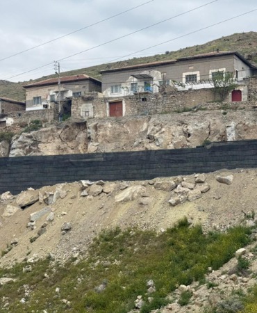 buyuksehirden-heyelan-bolgesine-guvenli-kalkan-yesilhisar-akkoy-mahallesinde-geoduvar-yapimina-baslandi