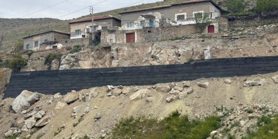 buyuksehirden-heyelan-bolgesine-guvenli-kalkan-yesilhisar-akkoy-mahallesinde-geoduvar-yapimina-baslandi