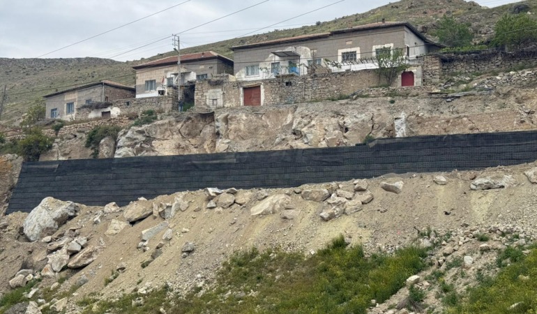 Büyükşehir’den Heyelan Bölgesine Güvenli Kalkan: Yeşilhisar Akköy Mahallesi’nde Geoduvar Yapımına Başlandı
