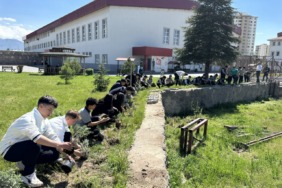 buyuksehirden-ogrencilere-yesil-jest-okul-bahcesi-lavanta-ve-gullerle-renklendi