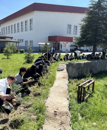 buyuksehirden-ogrencilere-yesil-jest-okul-bahcesi-lavanta-ve-gullerle-renklendi