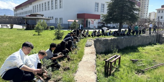 buyuksehirden-ogrencilere-yesil-jest-okul-bahcesi-lavanta-ve-gullerle-renklendi