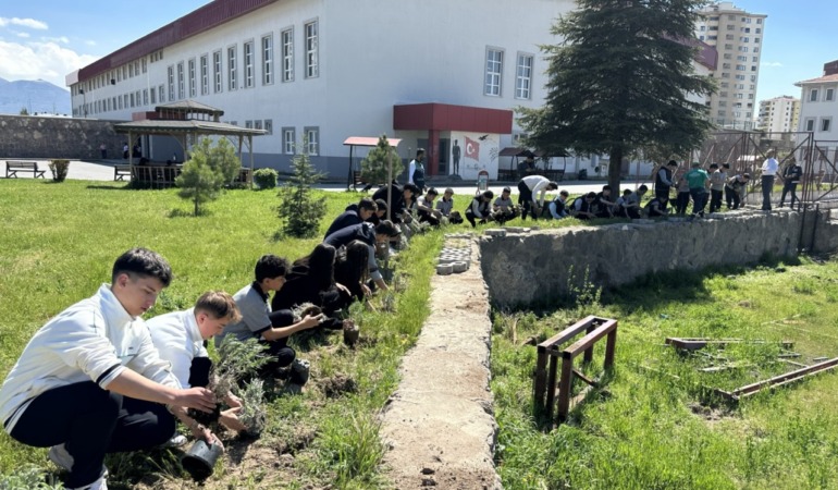 Büyükşehir’den Öğrencilere “Yeşil” Jest: Okul Bahçesi Lavanta ve Güllerle Renklendi