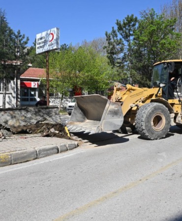 egitim-bolgesinde-modern-donusum-isparta-belediyesi-eski-duvari-yikti