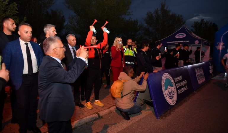 Kayseri 19 Mayıs Gece Koşusunda Tek Yürek Oldu: Startı Başkan Büyükkılıç Verdi
