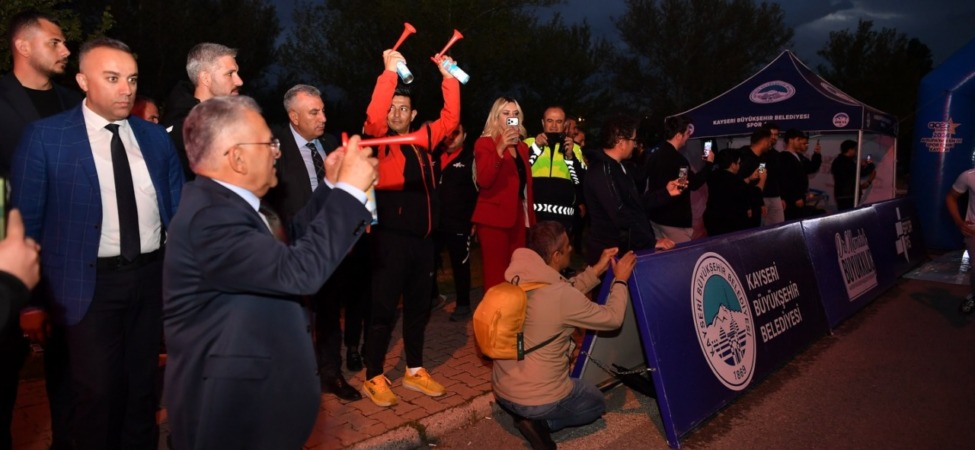 kayseri-19-mayis-gece-kosusunda-tek-yurek-oldu-starti-baskan-buyukkilic-verdi