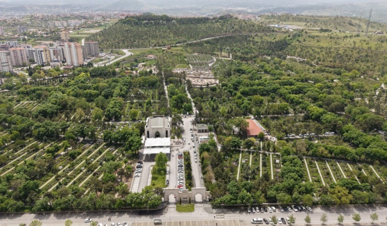 Kayseri Büyükşehir Mezarlıkları Bayram Ziyaretlerine Hazır Hale Getirdi
