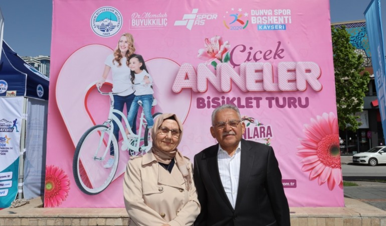 Kayseri’de Anneler İçin Pedalladılar: Başkan Büyükkılıç Bisiklet Turuna Katıldı
