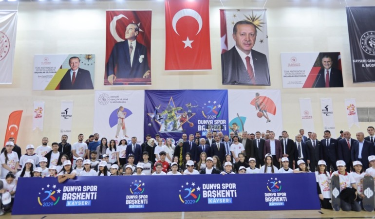 Kayseri’de “Uçan Kaykay” Heyecanı: Başkan Büyükkılıç Gençlerle Buluştu