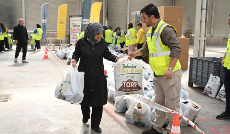 Konya’da Evler Bahçeye Dönüşüyor: “Balkonlar Bostan Olsun” Dağıtımları Başladı