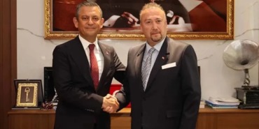 ozkan-yalimin-yolsuzluk-carkini-makam-soforu-patlatti-ozgur-ozelin-vip-araci-belediye-kasasindan-dizayn-edilmis