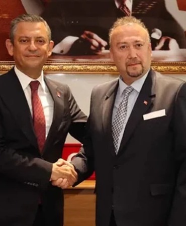 ozkan-yalimin-yolsuzluk-carkini-makam-soforu-patlatti-ozgur-ozelin-vip-araci-belediye-kasasindan-dizayn-edilmis