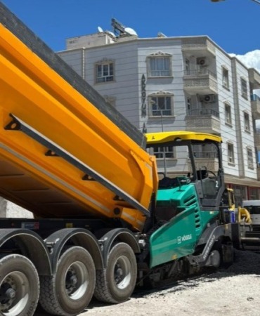sanliurfada-konforlu-ulasim-hamlesi-buyuksehir-ugur-boran-caddesinde-asfalt-serimine-basladi