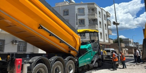 sanliurfada-konforlu-ulasim-hamlesi-buyuksehir-ugur-boran-caddesinde-asfalt-serimine-basladi