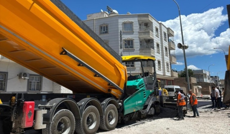 Şanlıurfa’da Konforlu Ulaşım Hamlesi: Büyükşehir Uğur Boran Caddesi’nde Asfalt Serimine Başladı