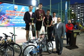 sanliurfada-odullu-tenis-turnuvasi-finalle-sona-erdi-kortlarda-kiyasiya-mucadele