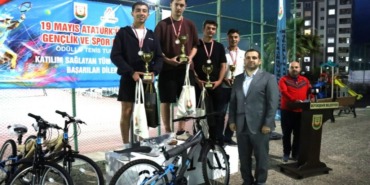 sanliurfada-odullu-tenis-turnuvasi-finalle-sona-erdi-kortlarda-kiyasiya-mucadele