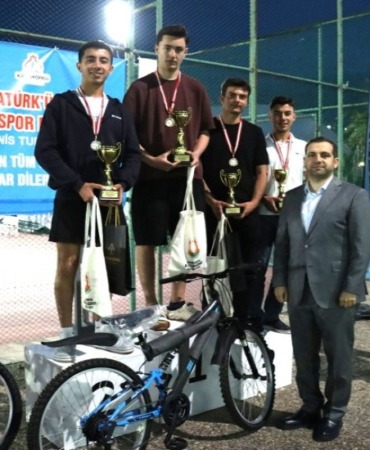 sanliurfada-odullu-tenis-turnuvasi-finalle-sona-erdi-kortlarda-kiyasiya-mucadele
