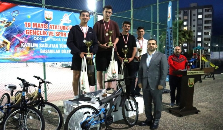 Şanlıurfa’da Ödüllü Tenis Turnuvası Finalle Sona Erdi: Kortlarda Kıyasıya Mücadele