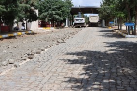 yeni-asri-mezarlik-yolunda-konfor-artiyor-sicak-asfalt-calismalari-basliyor
