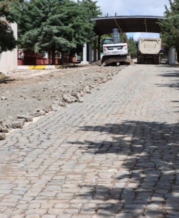 yeni-asri-mezarlik-yolunda-konfor-artiyor-sicak-asfalt-calismalari-basliyor