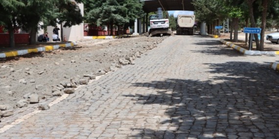 yeni-asri-mezarlik-yolunda-konfor-artiyor-sicak-asfalt-calismalari-basliyor