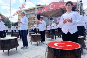 afyonkarahisarda-40-hatim-esliginde-ozenle-pisirilen-50-bin-kap-sifali-asure-dagitildi