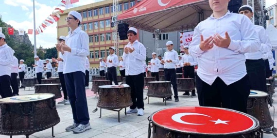 afyonkarahisarda-40-hatim-esliginde-ozenle-pisirilen-50-bin-kap-sifali-asure-dagitildi