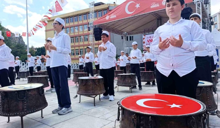Afyonkarahisar’da 40 hatim eşliğinde özenle pişirilen 50 bin kap şifalı aşure dağıtıldı