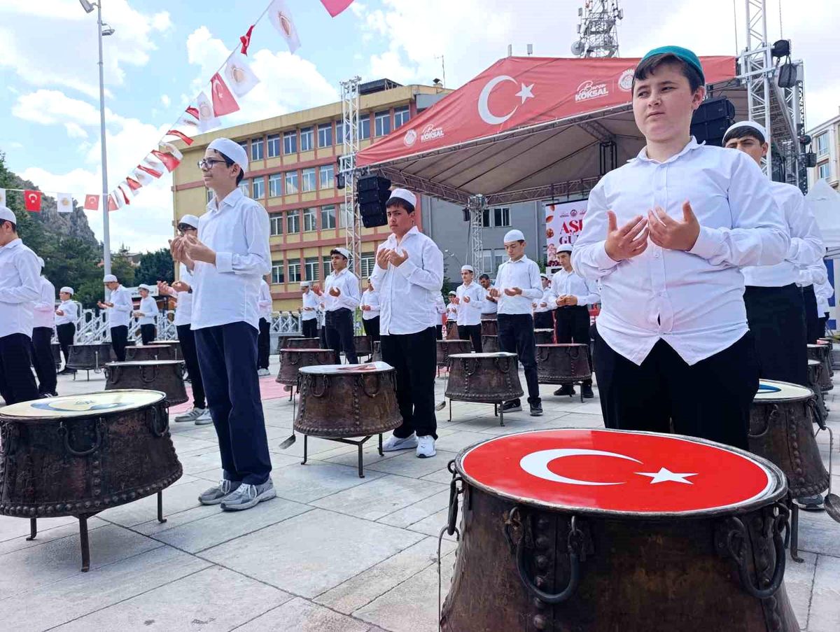 afyonkarahisarda-40-hatim-esliginde-ozenle-pisirilen-50-bin-kap-sifali-asure-dagitildi
