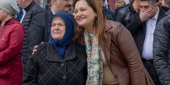 afyonnun-topuklu-efesi-burcu-koksal-ak-partide-chpdeki-gibi-boyle-bir-kavga-yok-huzurla-sadece-isimize-ve-hizmete-odaklaniyoruz