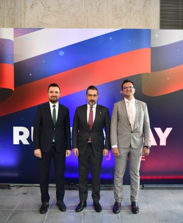 ak-parti-ankara-il-baskani-hakan-han-ozcan-rusya-gunu-resepsiyonuna-katildi