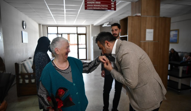 AK Partili Hakan Han Özcan’dan Yaşlılara Anlamlı Ziyaret: “Büyüklerimiz Baş Tacımızdır”