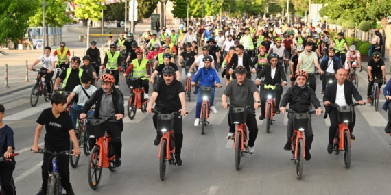 avrupa-bisiklet-baskenti-konyada-muhtesem-manzara-merkez-ve-28-ilcede-binlerce-kisi-ayni-anda-pedal-cevirdi