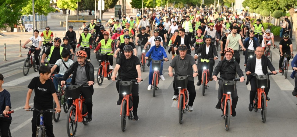 avrupa-bisiklet-baskenti-konyada-muhtesem-manzara-merkez-ve-28-ilcede-binlerce-kisi-ayni-anda-pedal-cevirdi