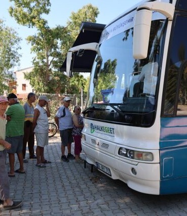 aydin-buyuksehir-belediyesinin-mobil-halk-ege-et-araci-kusadasinda-yogun-ilgi-gordu