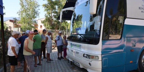 aydin-buyuksehir-belediyesinin-mobil-halk-ege-et-araci-kusadasinda-yogun-ilgi-gordu