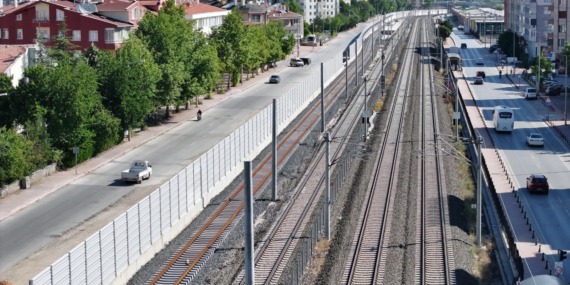 baskan-altay-mujdeyi-verdi-banliyo-hattinda-tren-kaynakli-gurultuye-karsi-ses-bariyeri-yapiliyor