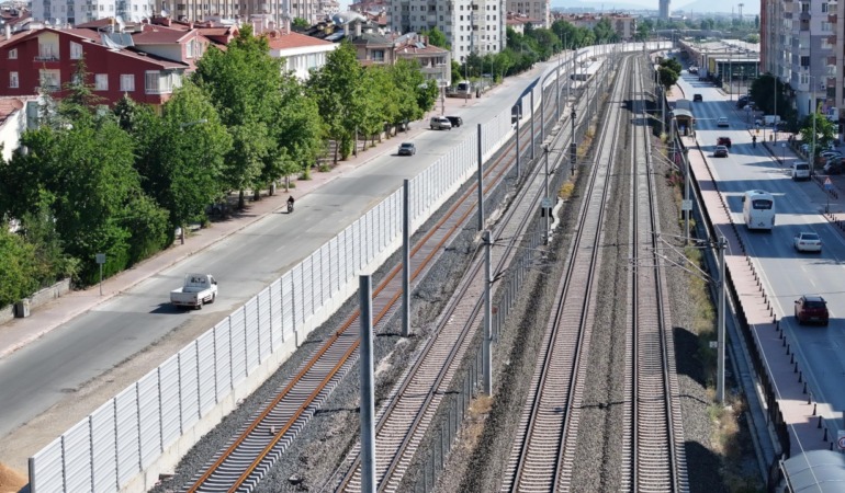 Başkan Altay Müjdeyi Verdi: Banliyö Hattında Tren Kaynaklı Gürültüye Karşı Ses Bariyeri Yapılıyor!