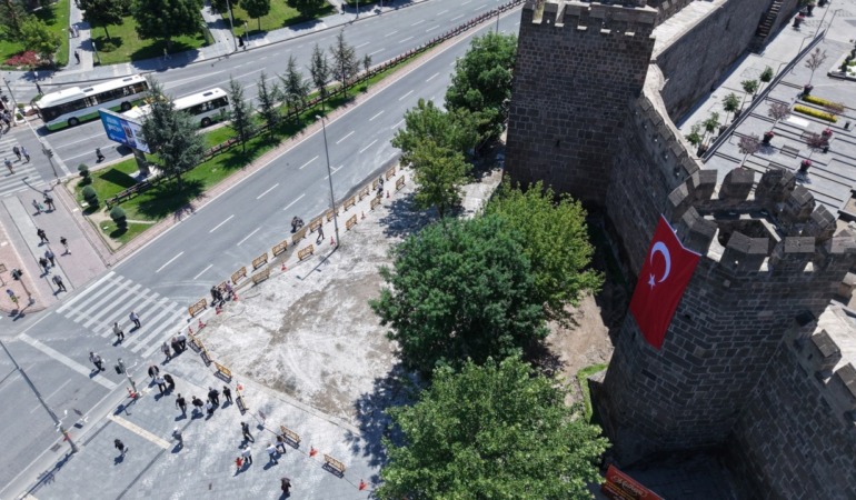 Başkan Büyükkılıç’tan Cumhuriyet Meydanı’na Tarihi Dokunuş: Yenileme Çalışmaları Gece Gündüz Sürüyor!