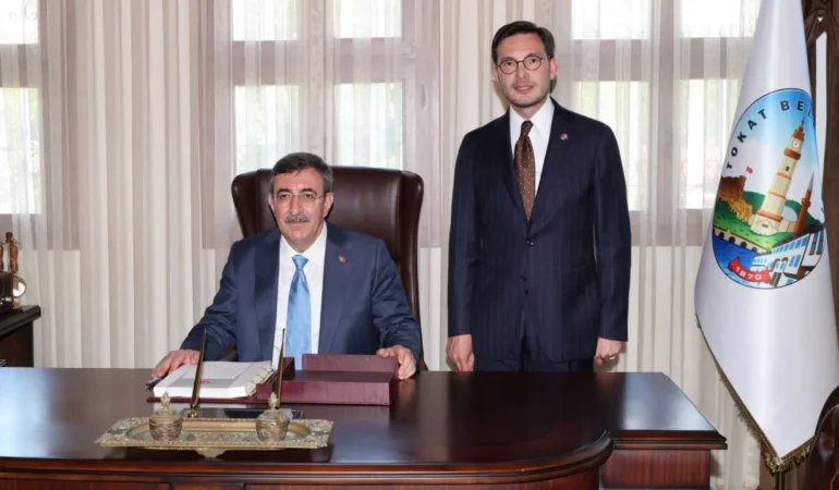 Cumhurbaşkanı Yardımcısı Cevdet Yılmaz Tokat Belediyesi’nde: Şehrin Projeleri ve Kalkınma Adımları Masaya Yatırıldı!