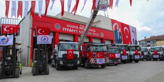 duzce-belediyesi-arac-filosunu-guclendirdi-yeni-hizmet-araclari-torenle-tanitildi